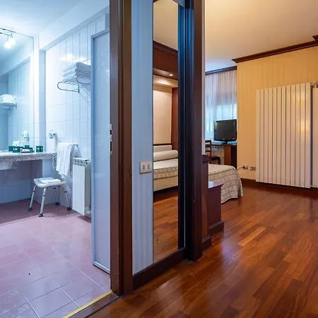 Hotel & 4*